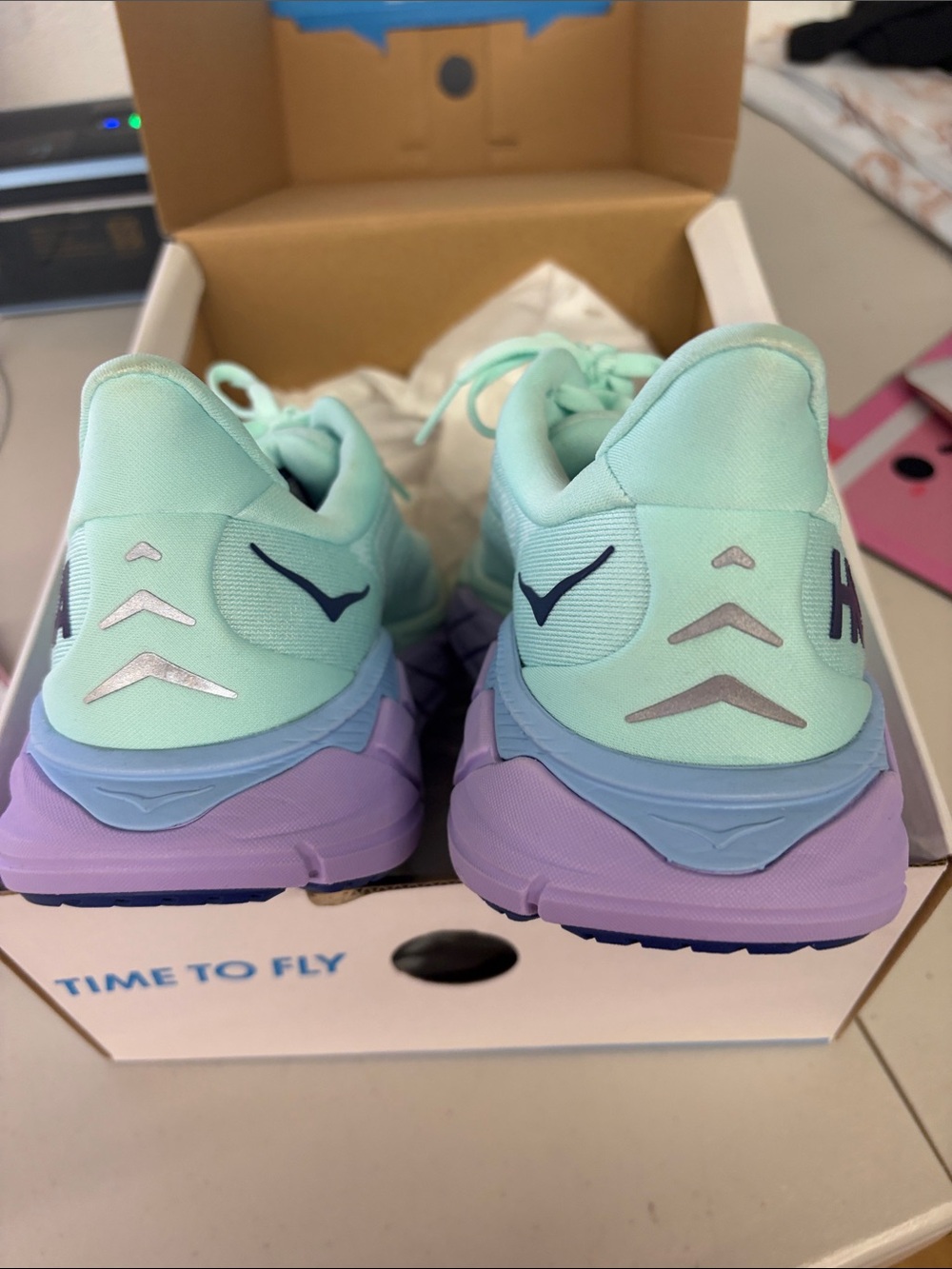 W/box W Arahi 6 Sz 8.5B women's Hoka Mint Green and Lavender Athletic Sneakers - Picture 3 of 6